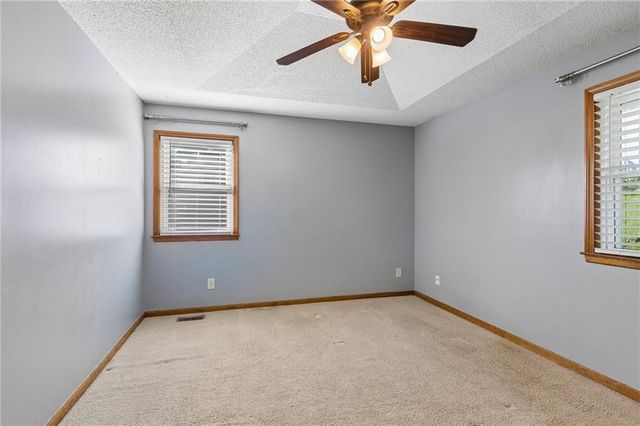 807 E Summit Street, Smithville, MO 64089