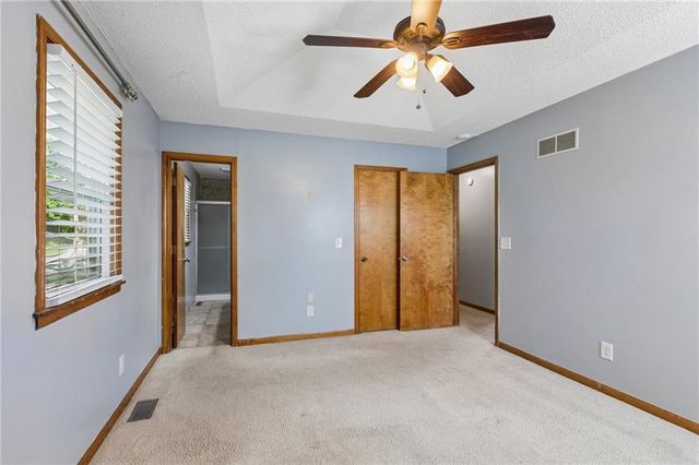 807 E Summit Street, Smithville, MO 64089