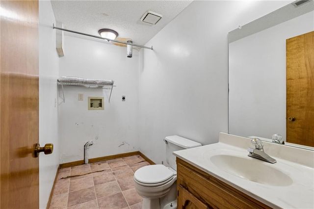 807 E Summit Street, Smithville, MO 64089