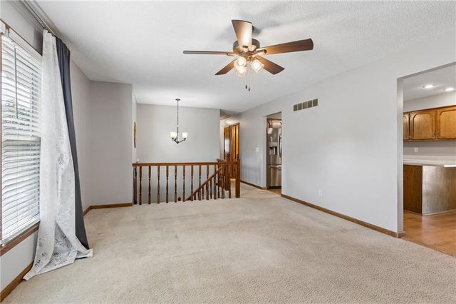 807 E Summit Street, Smithville, MO 64089