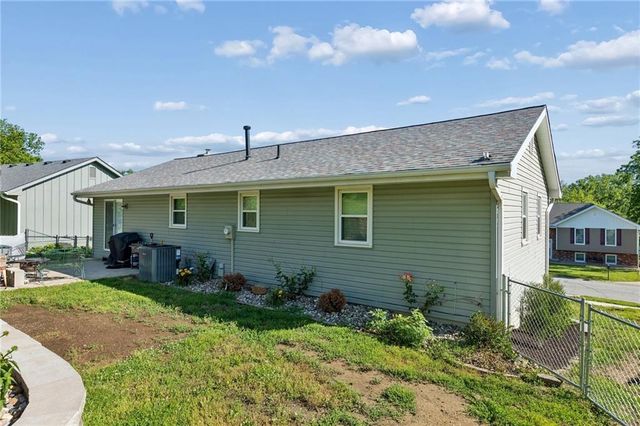 807 E Summit Street, Smithville, MO 64089