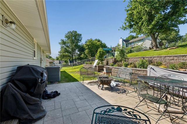 807 E Summit Street, Smithville, MO 64089