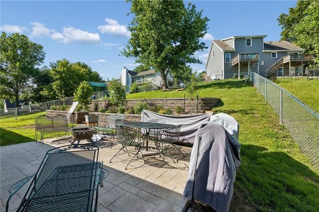 807 E Summit Street, Smithville, MO 64089