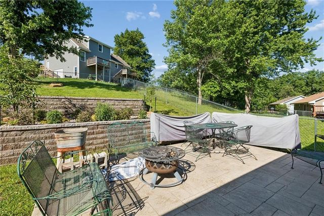 807 E Summit Street, Smithville, MO 64089