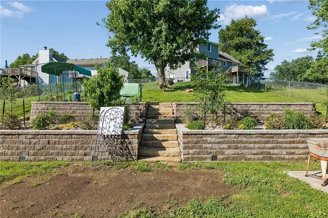 807 E Summit Street, Smithville, MO 64089