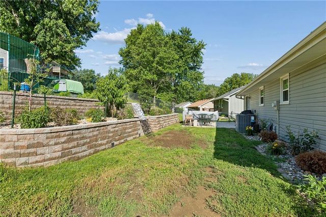 807 E Summit Street, Smithville, MO 64089