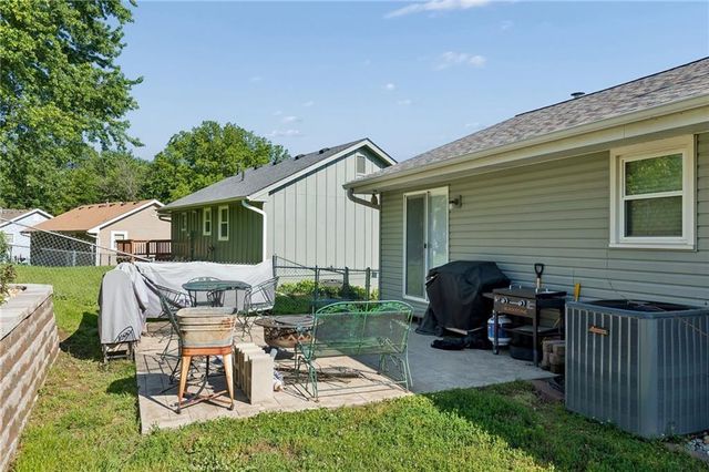 807 E Summit Street, Smithville, MO 64089