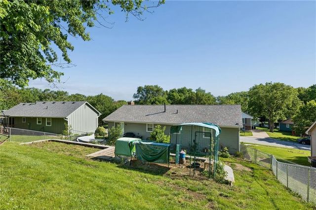 807 E Summit Street, Smithville, MO 64089