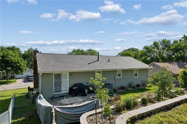 807 E Summit Street, Smithville, MO 64089