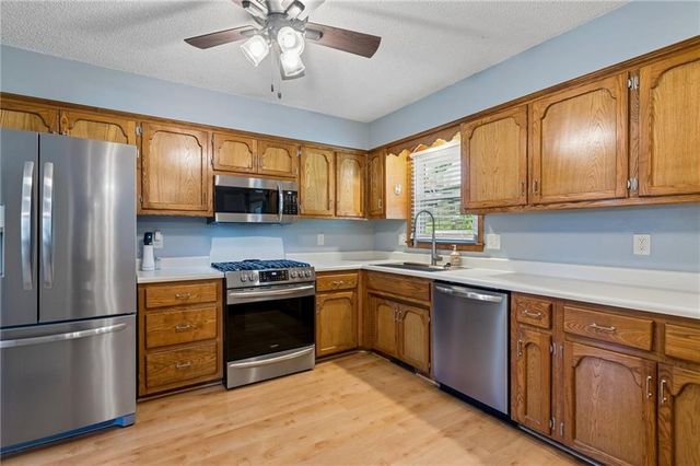 807 E Summit Street, Smithville, MO 64089