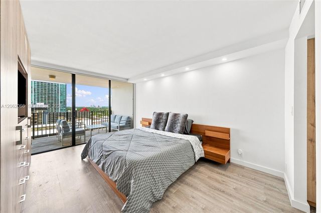 1901 Brickell Ave B2402, Miami, FL 33129