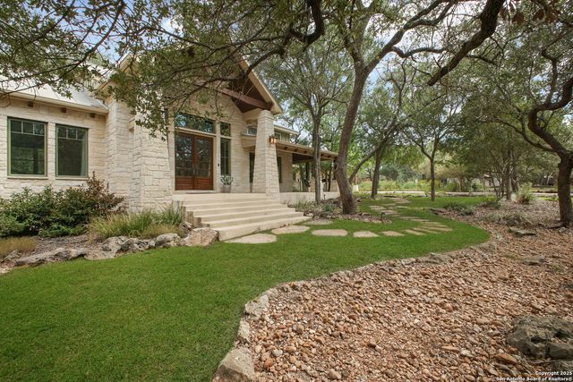 1 Trophy Ln, New Braunfels, TX 78132