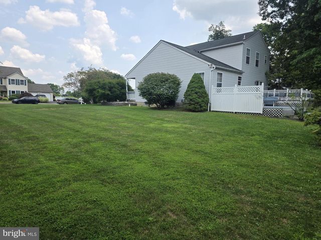 2 LIVE OAK DR, Quakertown, PA 18951
