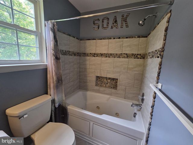 2 LIVE OAK DR, Quakertown, PA 18951