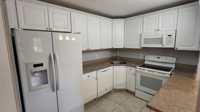 527 Shady Pine Way C1, Greenacres, FL 33415