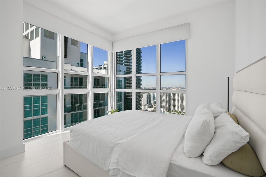 Image 14 of property listing at 950 Brickell Bay Dr 4101, Miami, FL 33131
