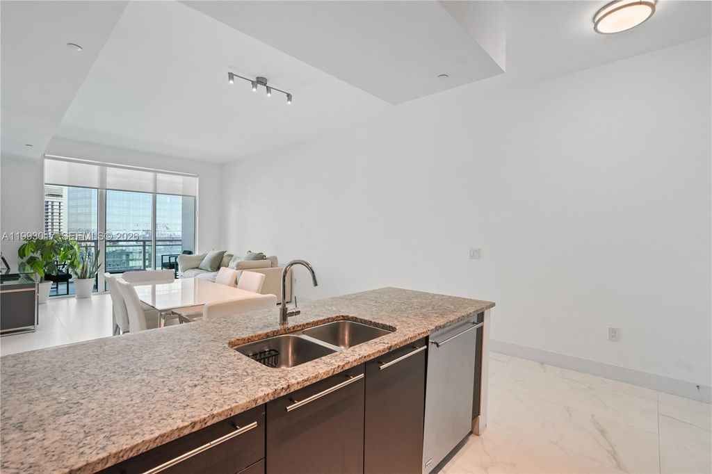 Image 5 of property listing at 950 Brickell Bay Dr 4101, Miami, FL 33131