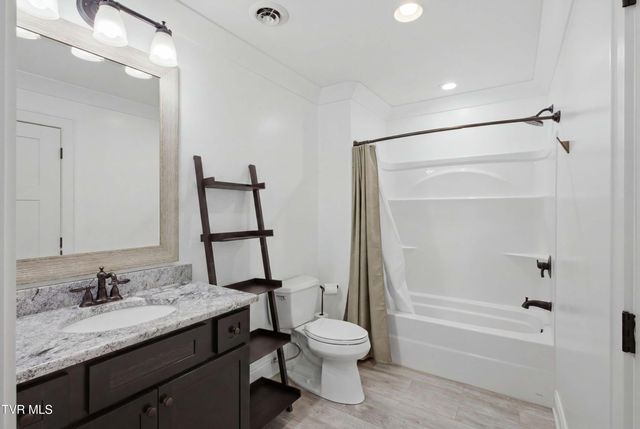 2389 Sawyers Pond Drive, Johnson City, TN 37604