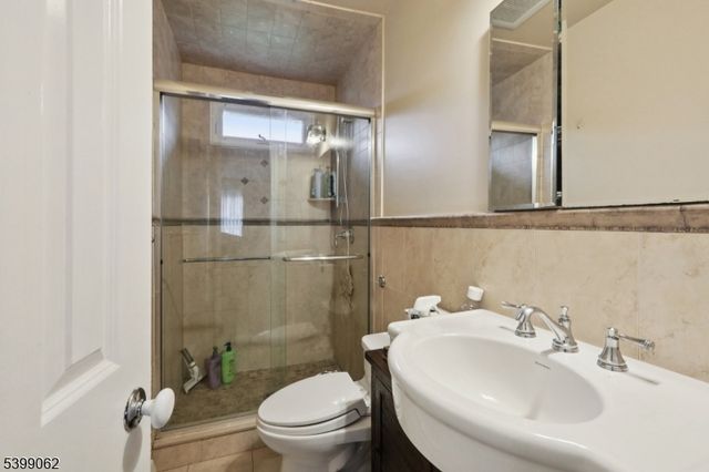 822 Pompton Ave 2, Cedar Grove Twp., NJ 07009