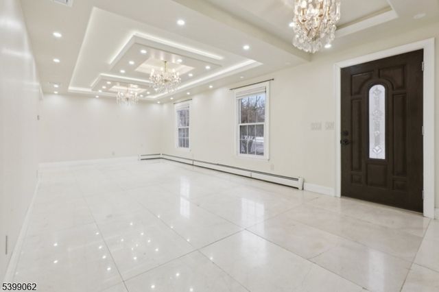 822 Pompton Ave 2, Cedar Grove Twp., NJ 07009