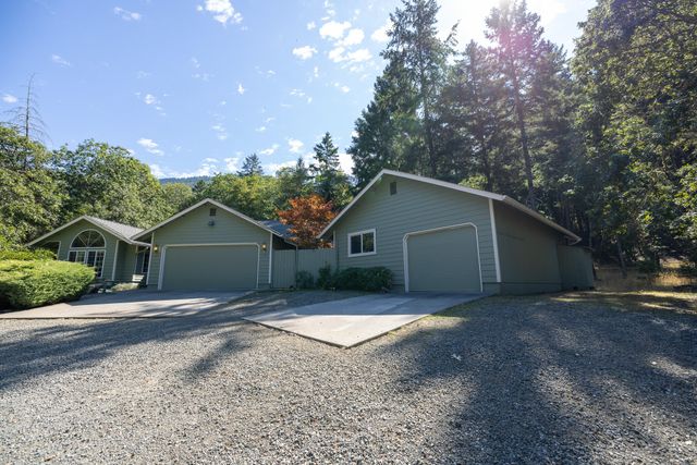 1355 Summit Loop, Grants Pass, OR 97527