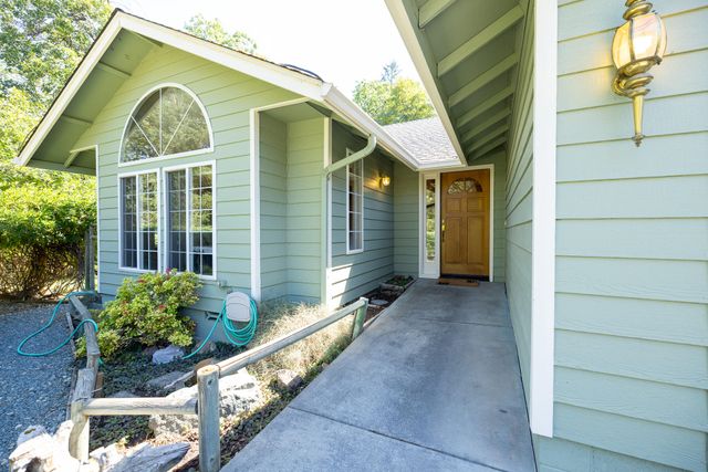 1355 Summit Loop, Grants Pass, OR 97527