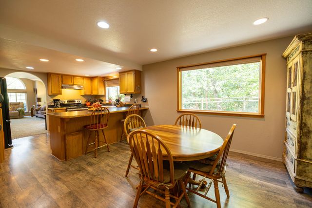 1355 Summit Loop, Grants Pass, OR 97527