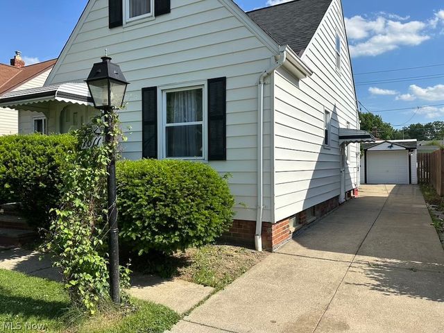 1011 Parkleigh Drive, Parma, OH 44134
