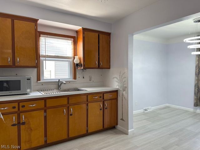 1011 Parkleigh Drive, Parma, OH 44134