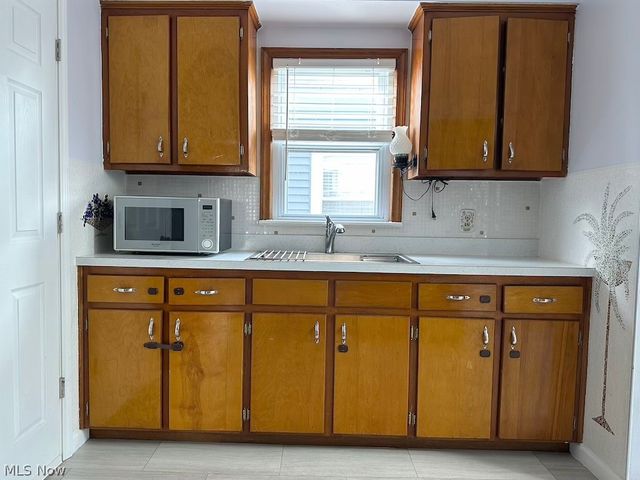 1011 Parkleigh Drive, Parma, OH 44134