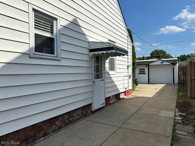 1011 Parkleigh Drive, Parma, OH 44134