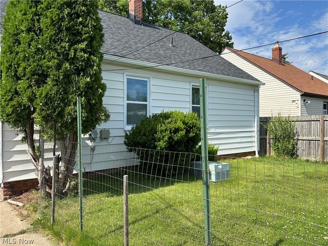 1011 Parkleigh Drive, Parma, OH 44134