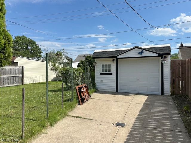1011 Parkleigh Drive, Parma, OH 44134