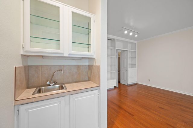 1741 Spyglass DR 1-127, Austin, TX 78746