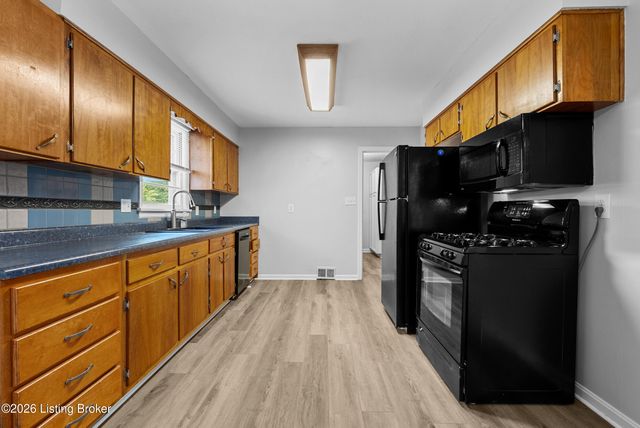4828 Kaufman Ln, Louisville, KY 40216