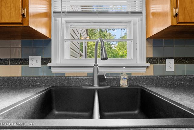 4828 Kaufman Ln, Louisville, KY 40216