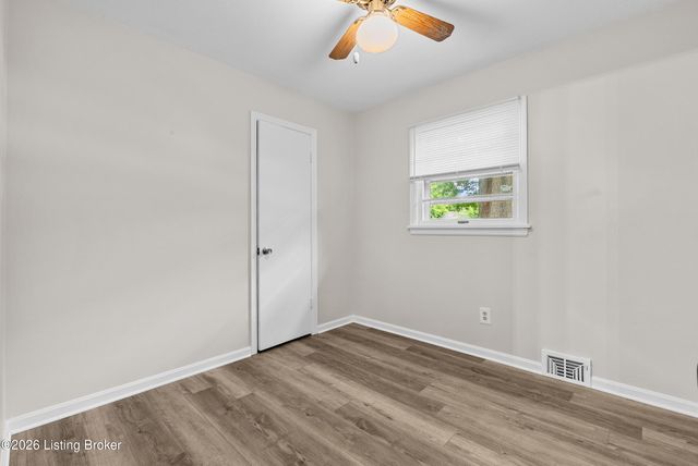 4828 Kaufman Ln, Louisville, KY 40216