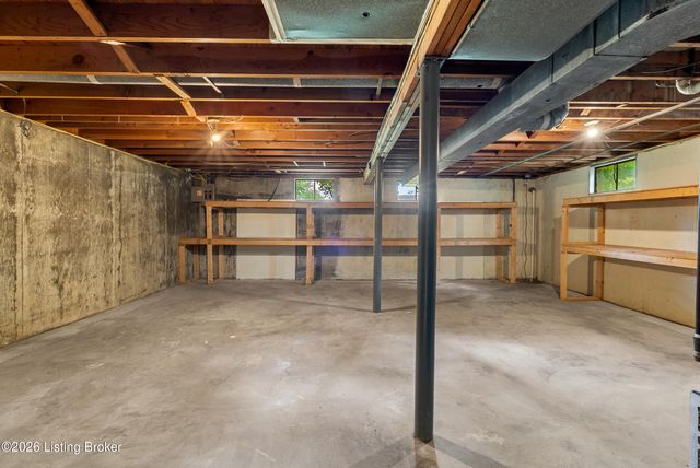4828 Kaufman Ln, Louisville, KY 40216