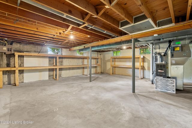 4828 Kaufman Ln, Louisville, KY 40216
