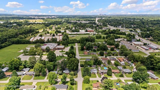 4828 Kaufman Ln, Louisville, KY 40216