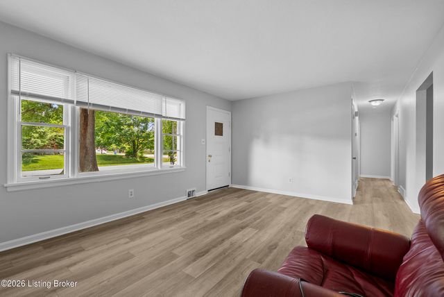 4828 Kaufman Ln, Louisville, KY 40216