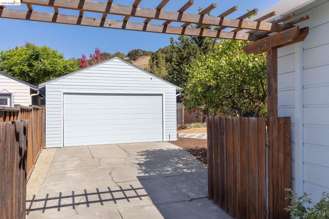127 Covington St, Oakland, CA 94605