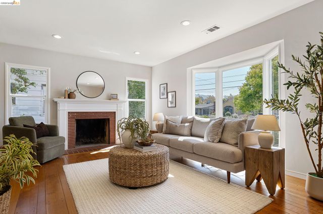 127 Covington St, Oakland, CA 94605