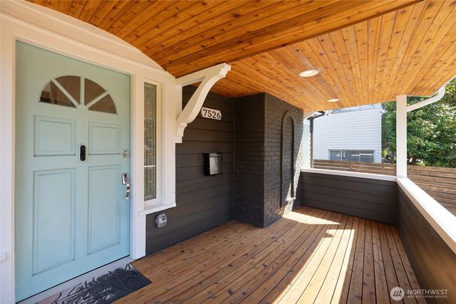 7526 Roosevelt Way NE, Seattle, WA 98115