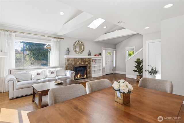 7526 Roosevelt Way NE, Seattle, WA 98115