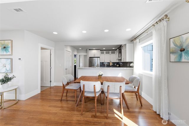 7526 Roosevelt Way NE, Seattle, WA 98115