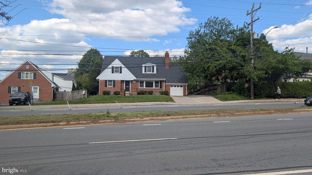 Image 5 of property listing at 9207 OLD GEORGETOWN RD, Bethesda, MD 20814