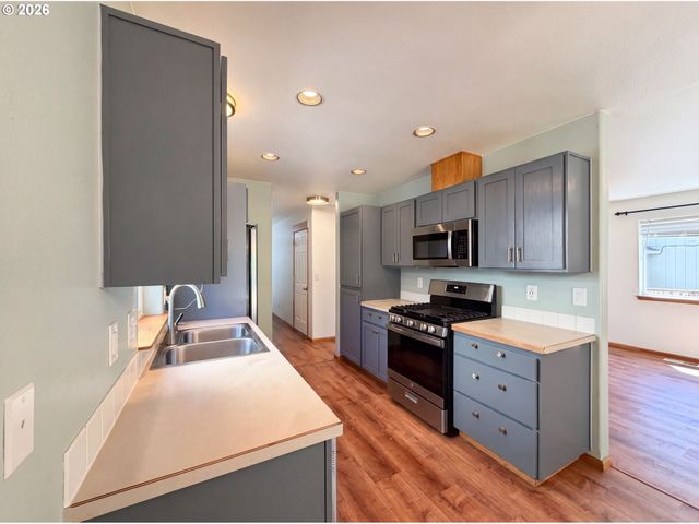 3344 OAKCREST Dr, Forest Grove, OR 97116