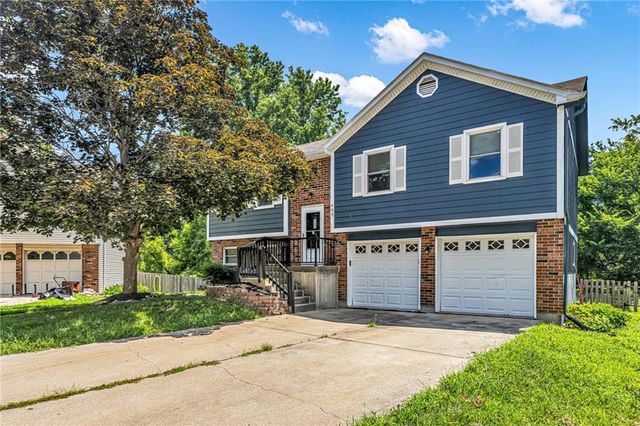 405 SE Onyx Circle, Lee's Summit, MO 64063