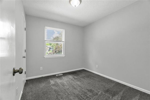 405 SE Onyx Circle, Lee's Summit, MO 64063